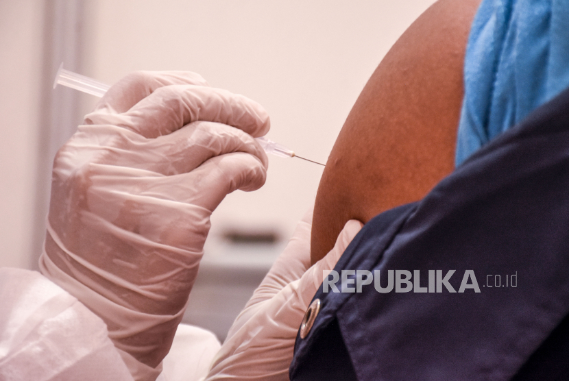 Pemerintah Kabupaten Boyolali di Provinsi Jawa Tengah mulai melakukan vaksinasi COVID-19 pada ibu hamil pada Selasa (24/8). (Foto ilustrasi: Vaksinator menyuntikkan vaksin Covid-19)