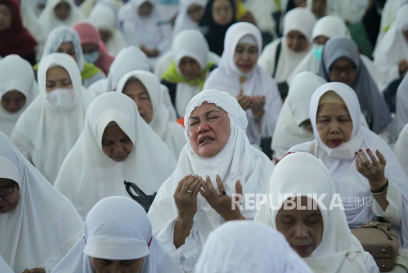 Calon jamaah haji (Calhaj) Kota Bandung tahun 2023, berdoa usai pelepasan dan bimbingan calhaj.
