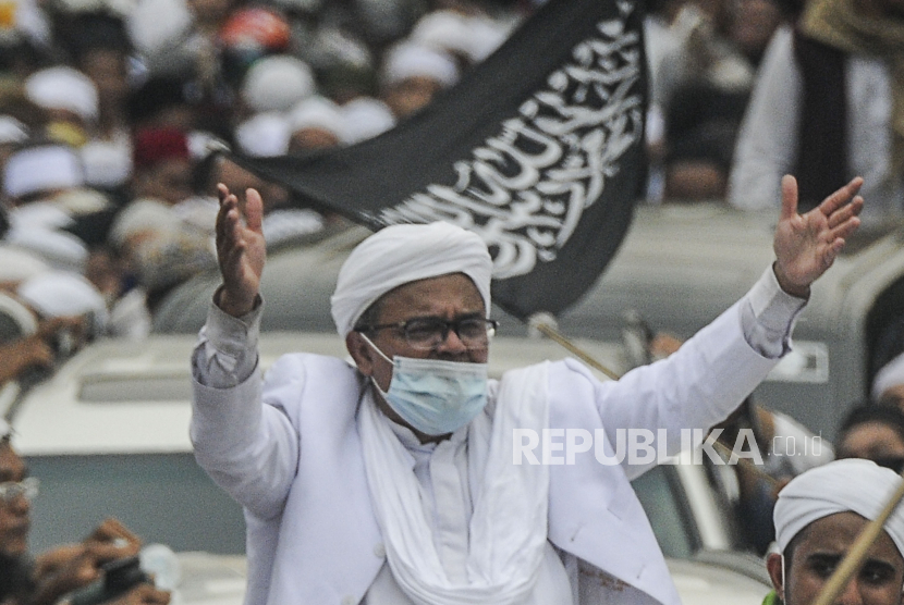 Imam Besar Front Pembela Islam (FPI) Habib Rizieq Shihab menyapa massa saat tiba di kawasan Petamburan, Jakarta, Selasa (10/11). Habib Rizieq Shihab kembali ke tanah air setelah berada di Arab Saudi selama tiga setengah tahun. Republika/Putra M. akbar