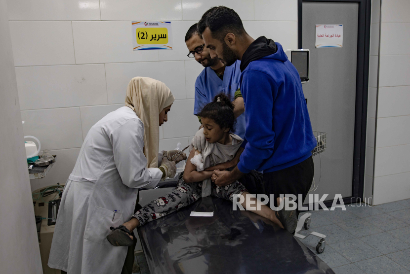 Seorang anak Palestina yang terluka menerima perawatan di Rumah Sakit Kuwait menyusul serangan udara Israel di kamp pengungsi Rafah, Jalur Gaza selatan, 4 April 2024.
