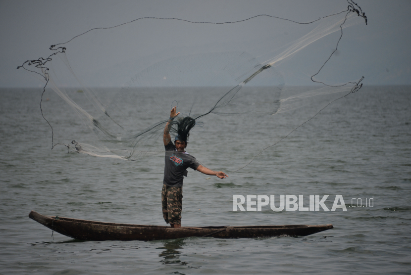 Swallow fisherman scattering nets at Singkarak Lake, Tanah Datar, West Sumatra, Thursday (22/6/2023). The Ministry of ESDM will build a Floating Power Plant in Singkarak.