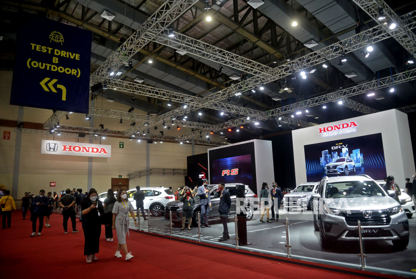 Suasana ajang pameran Jakarta Auto Week (JAW) 2022 di Jakarta Convention Center, Senayan, Sabtu (12/3/2022). Pameran yang berlangsung 12-20 Maret 2022 ini menjadi sebuah ajang promo otomotif, yang bertujuan untuk terus mendongkrak angka penjualan otomotif di Indonesia.Prayogi/Republika.