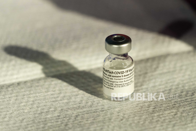 Ulama Inggris Keluarkan Fatwa Vaksin Covid-19 Pfizer Halal. Botol vaksin COVID-19 Pfizer yang menerima otorisasi penggunaan darurat terlihat di Rumah Sakit Universitas George Washington, di Washington, DC, AS, 14 Desember 2020.