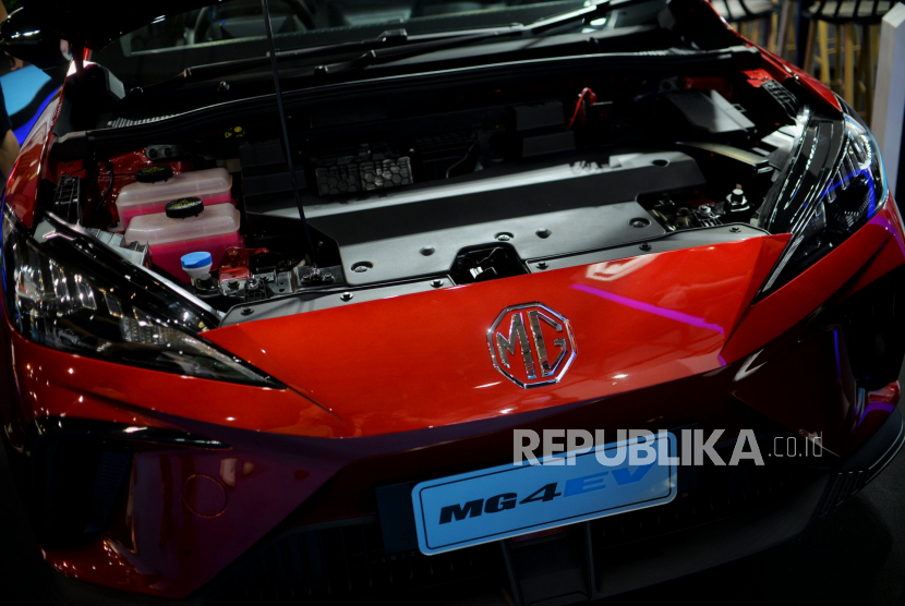 Mobil listrik MG 4EV dipamerkan pada Periklindo Electric Vehicle Show (PEVS) 2023 di JIExpo Kemayoran, Jakarta, Kamis (18/5/2023). 