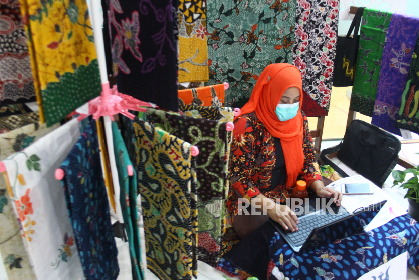 Perajin mengunggah batik di Malang memamerkan karyanya dalam sebuah pasar digital di Pameran Batik 2020 di Gedung DPRD Malang, Jawa Timur. (ilustrasi)