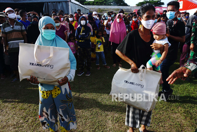 Sejumlah warga antre menunggu pembagian sembako di Stadion Manakarra, Mamuju, Sulawesi Barat, Selasa (2/2).