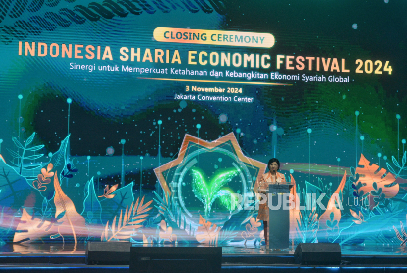 Deputi Gubernur Senior BI Destry Damayanti menyampaikan paparan pada acara penutupan gelaran Indonesia Sharia Economic Festival (ISEF) 2024 di Jakarta Convention Center, Ahad (3/11/2024). 