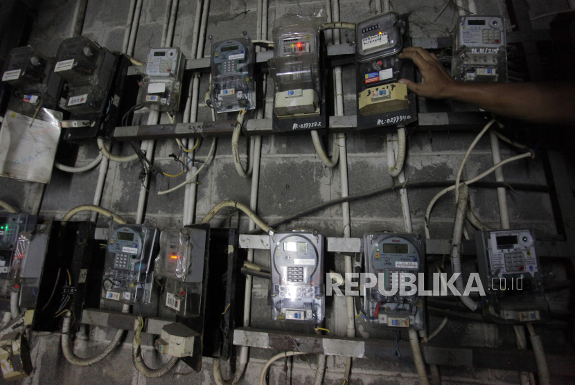 Warga memeriksa meteran listrik di kompleks rumah susun (Rusun) Petamburan, Jakarta Pusat.
