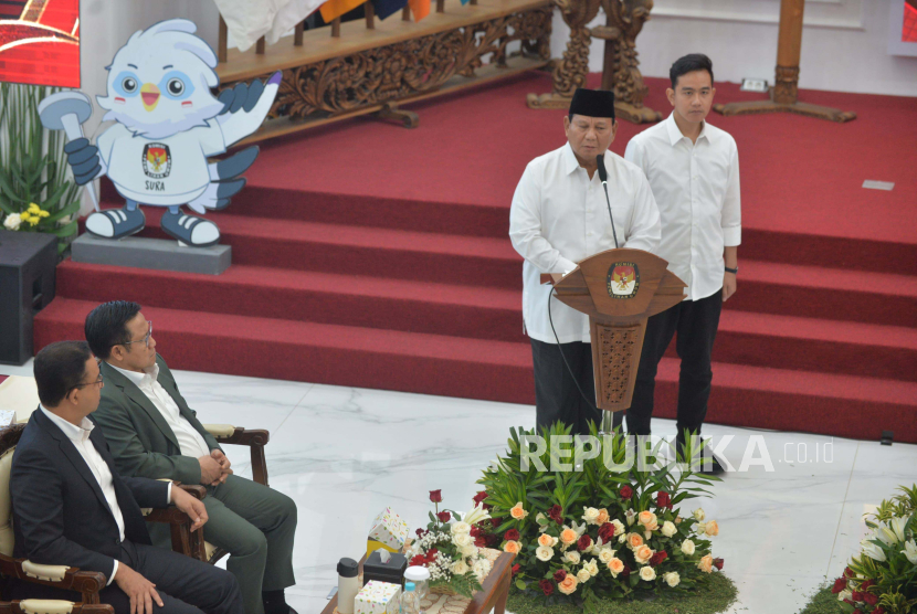 Pasangan Presiden dan Wakil Presiden terpilih Prabowo Subianto-Gibran Rakabuming Raka saat menyampaikan pidato dalam rapat pleno penetapan pasangan calon presiden dan wakil presiden terpilih pemilihan umum 2024 di Gedung KPU, Jakarta, Rabu (24/4/2024).