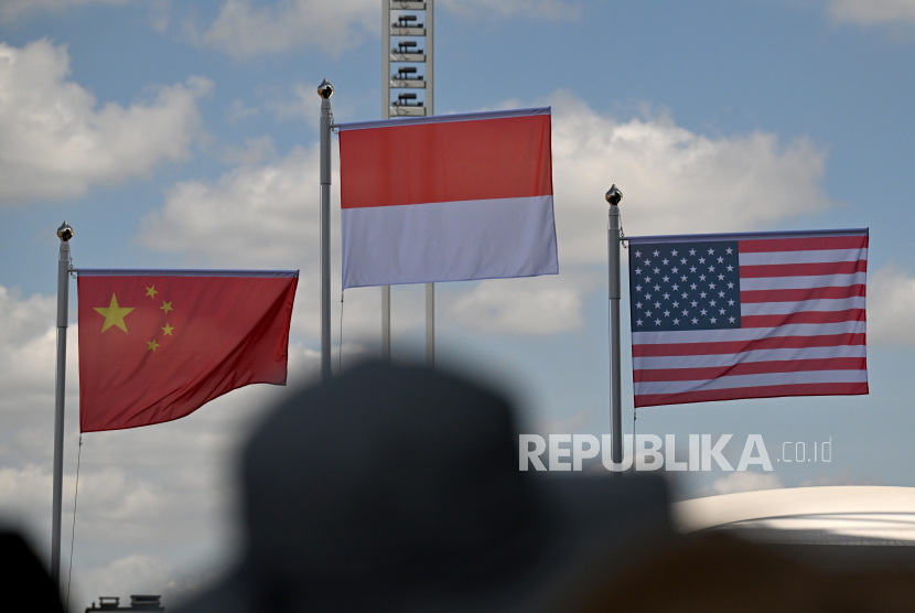 Bendera Merah Putih berkibar saat upacara penganugerahan medali juara nomor speed putra Olimpiade Paris 2024 di Le Bourget Climbing Venue, Paris, Prancis, Kamis (8/8/2024).