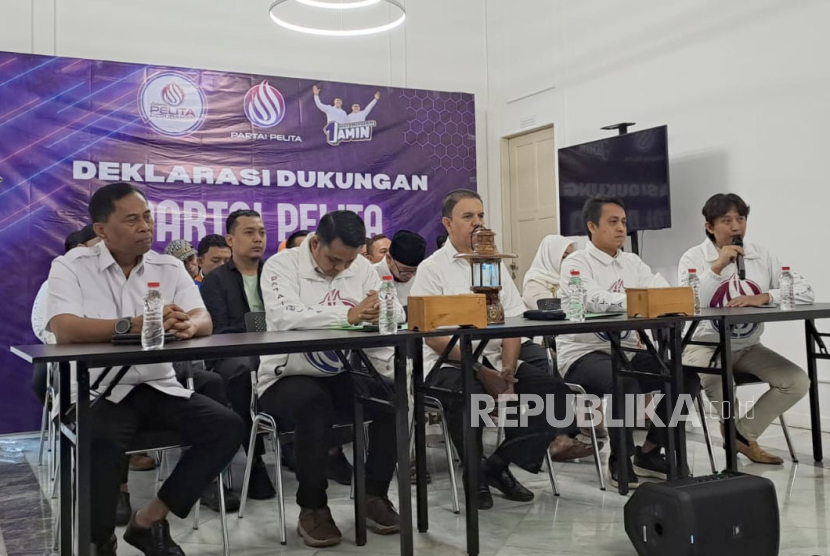 Kapten Timnas Amin Muhammad Syaugi Alaydrus (tengah) saat menerima kunjungan Partai Pelita yang mendeklarasikan dukungan untuk AMIN di Jalan Diponegoro, Menteng, Jakarta Pusat, Ahad (10/12/2023). 