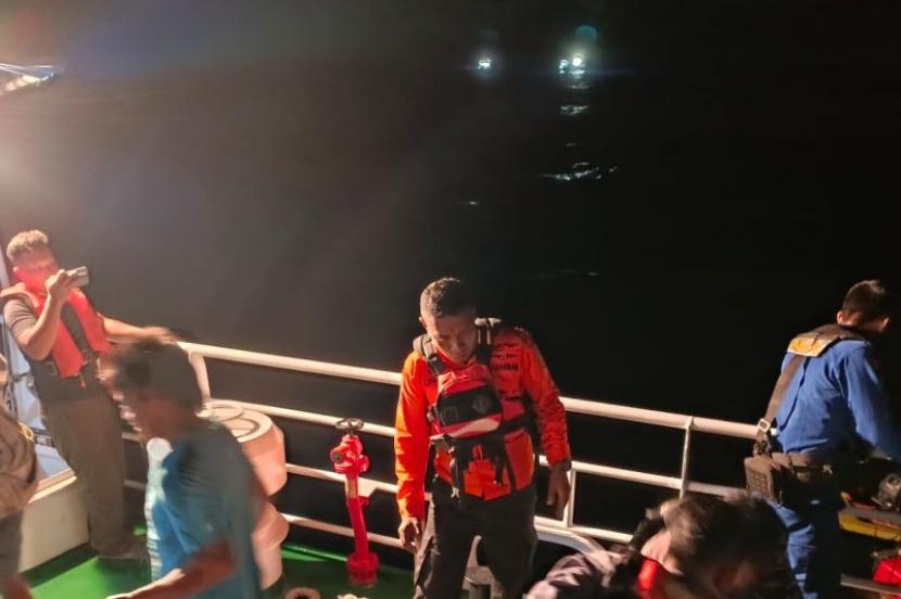 Tim SAR evakuasi awak KM Bonanza 02 mati mesin di perairan Bangkep.