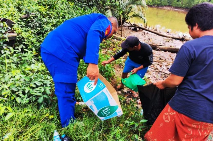 Satpolairud Polres Tanah Laut Gelar Aksi Bersih Pesisir di Bumi Makmur