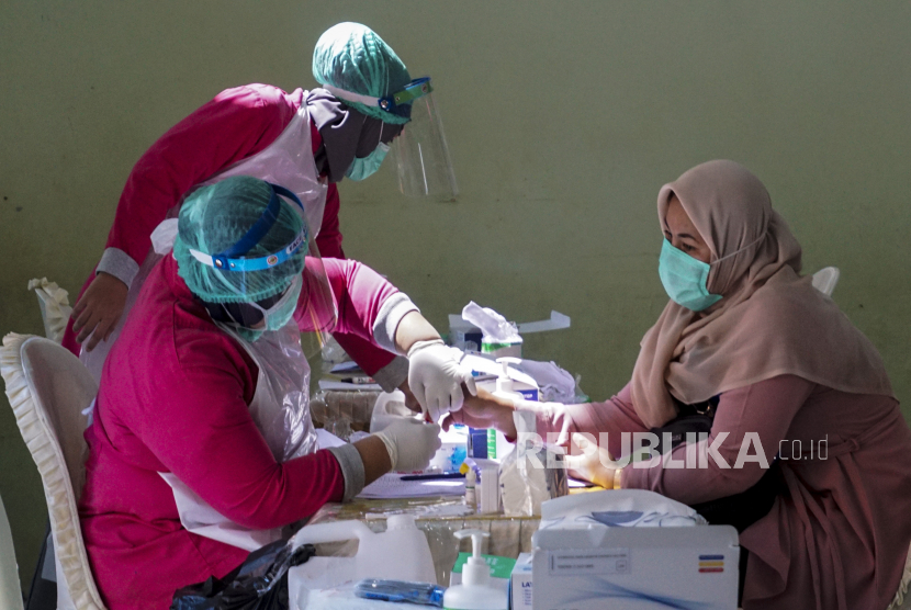 Petugas medis melakukan rapid test petugas penyelenggara pemilu di RSUD Kajen, Kabupaten Pekalongan, Jawa Tengah, Rabu (8/7). Kemenkes sudah menetapkan standar harga rapid test di Indonesia adalah Rp 150 ribu.
