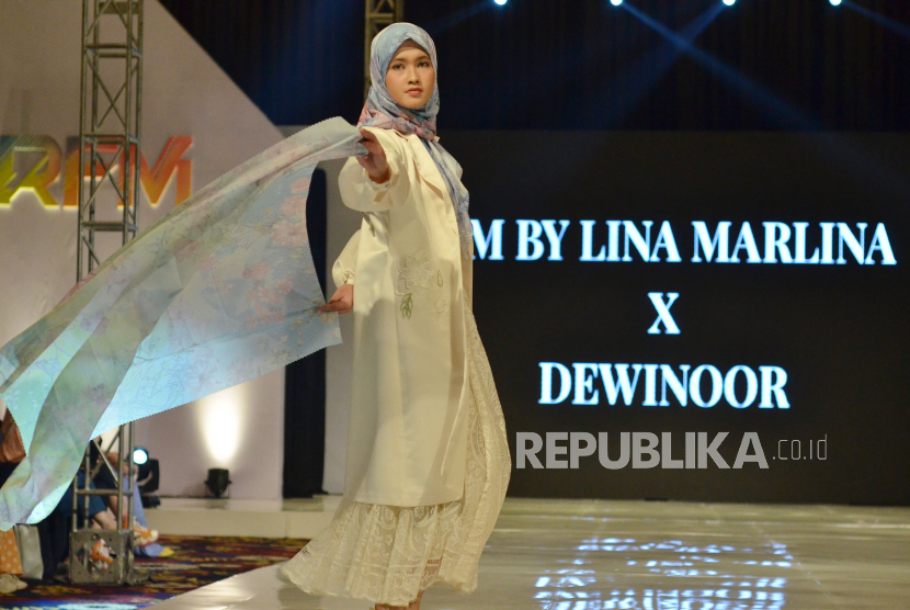 Fashion show saat acara DIGI Ramadhan 1444 H bertajuk Ramadhan Fashion Market 5.0 (RFM) di Trans Convention Center, Kota Bandung, Kamis (13/4/2023). Kegiatan yang menghadirkan 150 tenant fashion muslim, brand hijab, aneka aksesoris, dan kuliner ini digelar dalam rangka mendukung kemajuan bisnis UMKM di bulan Ramadhan. Acara berlangsung dari 13 April 2023 hingga 16 April 2023.