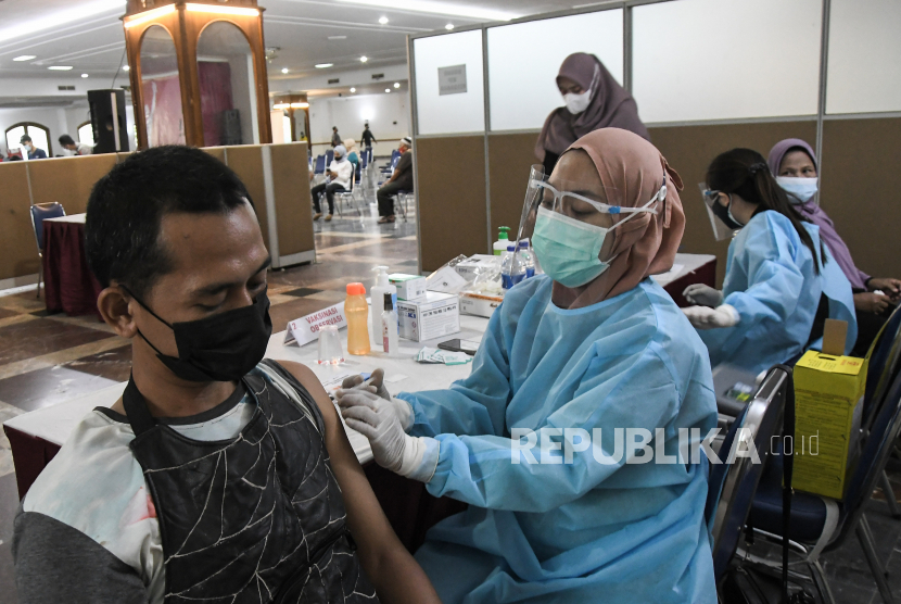 Petugas medis (kanan) menyuntikkan vaksin kepada warga  di Jakarta Timur, Senin (2/8/2021). Dalam rangka menyambut HUT ke-76 Republik Indonesia Pemprov DKI Jakarta bersama Polda Metro Jaya menyediakan 900 gerai vaksinasi merdeka untuk warga dari tanggal 1-17Agustus. 