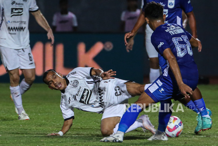 Pesepak bola Persija Jakarta Rico Simanjuntak (kiri) berebut bola dengan pesepak bola PSIS Semarang Tri Setiawan (kanan) pada pertandingan BRI Liga I di Stadion Moch. Soebroto, Magelang, Jawa Tengah, Kamis (17/10/2024). Persija Jakarta mengalahkan PSIS Semarang dengan skor akhir 2-0. 