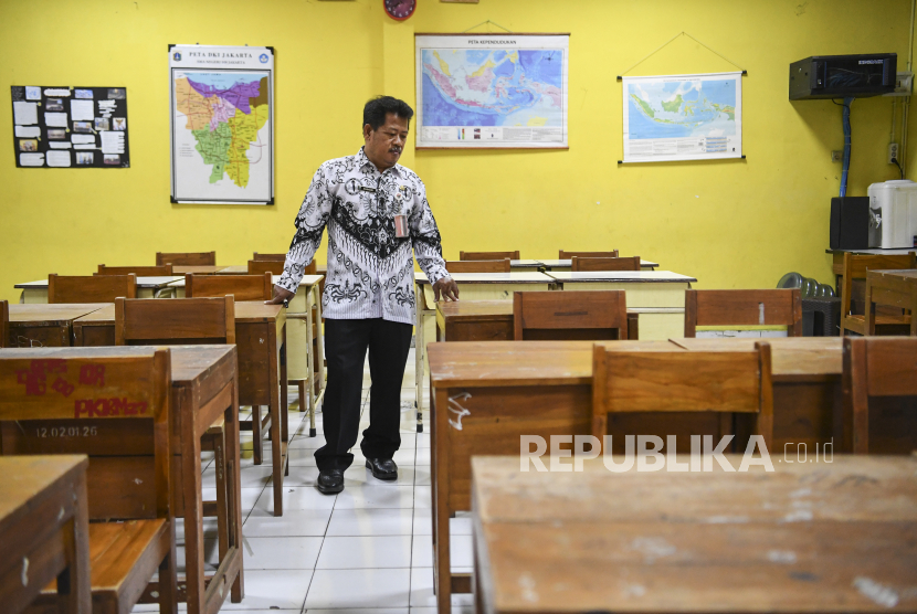 Seorang guru berada di ruang kelas (ilustrasi). Kemendikbudristek menyebut, guru saat ini perlu memiliki keterampilan menggunakan teknologi untuk pembelajaran.