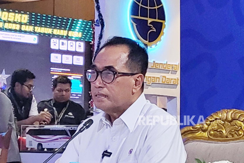 Menteri Perhubungan Budi Karya Sumadi menjelaskan sejumlah kinerja dalam acara Jumpa Pers Akhir Tahun Kemenhub 2023 di Gedung Kemenhub, Rabu (20/12/2023). 