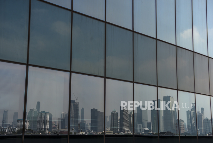 Refleksi kaca deretan gedung bertingkat di Jakarta, Senin (1/6/2020). Kualitas udara di ruangan, terutama ruang kerja, harus diupayakan lebih sehat di masa pandemi Covid-19.