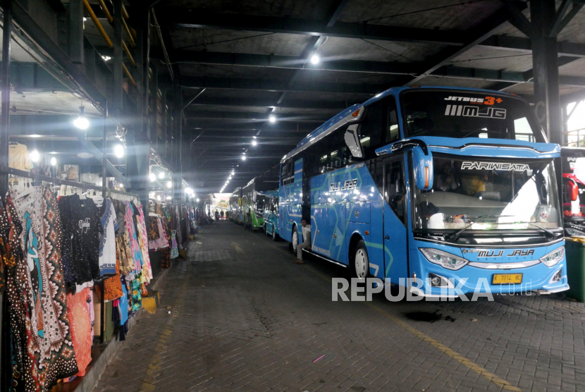 Beberapa bus pariwisata parkir di parkir terpadu Abubakar Ali, Malioboro, Yogyakarta (ilustrasi).