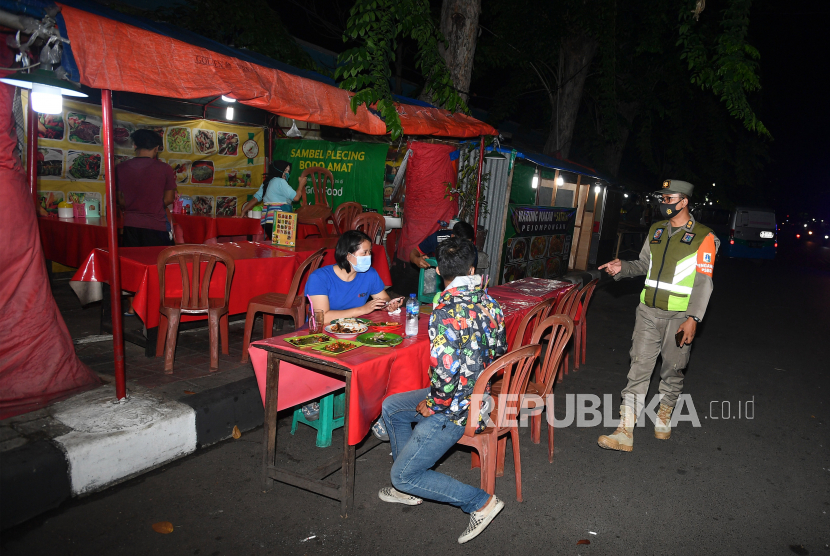 Warga Jakarta terlihat makan di warung kaki lima pada masa PSBB. (ilustrasi)