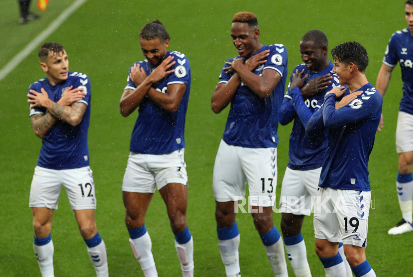  Yerry Mina dari Everton (tengah) merayakan bersama rekan satu timnya setelah mencetak gol kedua timnya selama pertandingan Liga Premier Inggris antara Everton dan Brighton di Liverpool, Inggris, 03 Oktober 2020. 