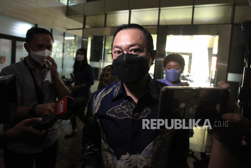 Kuasa hukum dari Putri Candrawathi, Arman Hanis (tengah) berjalan masuk untuk mendampingi kliennya yang akan diperiksa oleh tim penyidik Bareskrim Mabes Polri di Jakarta.