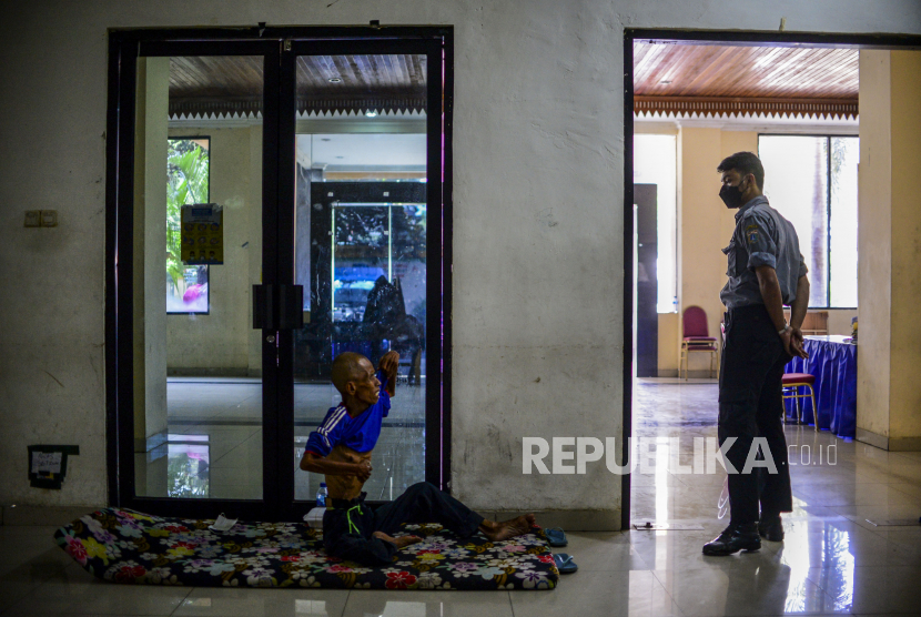 Petugas berbincang dengan warga yang terjaring razia penyandang masalah kesejahteraan sosial (PMKS). Aksi kejar-kejaran mewarnai razia PMKS dengan Satpol PP di Jakarta Utara.