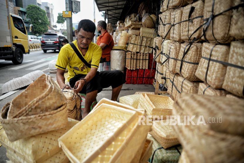 Pedagang menyelesaikan pembuatan besek di kawasan Pasar Jatinegara, Jakarta, Kamis (30/6/2022). Sepuluh hari menjelang Idul Adha 1443 Hijriah, pedagang mengaku mengalami peningkatan jumlah penjualan hingga 3.000 besek per hari dari hari biasanya 1.000 besek. Rata-rata pembeli besek dari sejumlah dewan kemakmuran masjid di Jakarta untuk keperluan distribusi daging kurban. Pedagang memprediksi jumlah permintaan akan terus mengalami lonjakan hingga H-2 menjelang Idul Adha. Republika/Thoudy Badai