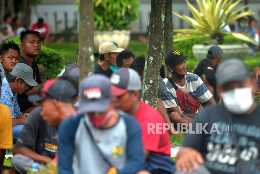 Ratusan Penambang Pasir Geruduk Gedung DPRD DIY | Republika Online