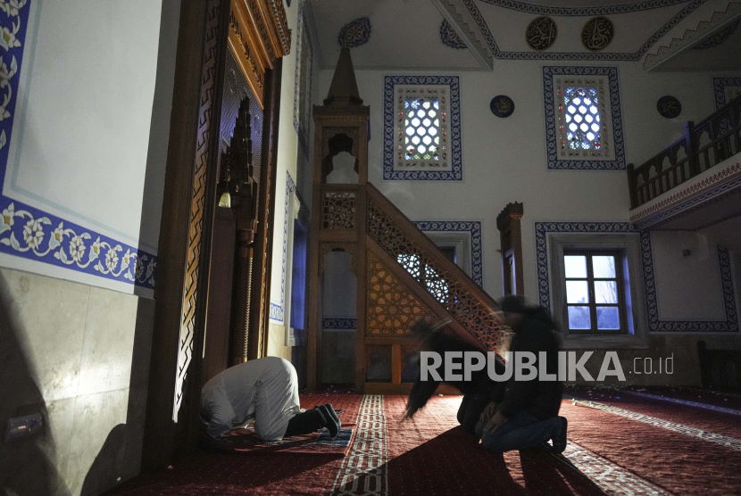Anggota diaspora Turki Ukraina berdoa di sebuah masjid di Mariupol, Ukraina, Sabtu, 12 Maret 2022. Kedutaan Besar Ukraina di Turki mengatakan sekelompok 86 warga negara Turki, termasuk 34 anak-anak, termasuk di antara mereka yang berlindung di sebuah masjid di kota yang terkepung. dari Mariupol.