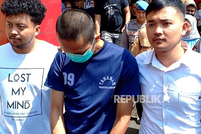Polisi memperlihatkan pasangan suami istri yang menjadi pelaku video asusila di Kebun Teh Ciwidey, Kabupaten Bandung di Mapolrestabes Bandung, Senin (22/5/2023).
