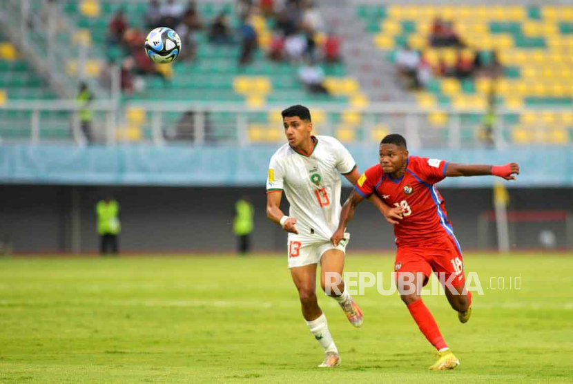 Pemain Panama Hector Rios (merah) berusaha melewati adangan pemain Maroko pada babak penyisihan Grup A Piala Dunia U17 2023 di Stadion Gelora Bung Tomo, Surabaya, Jawa Timur, Jumat (10/11/2023).