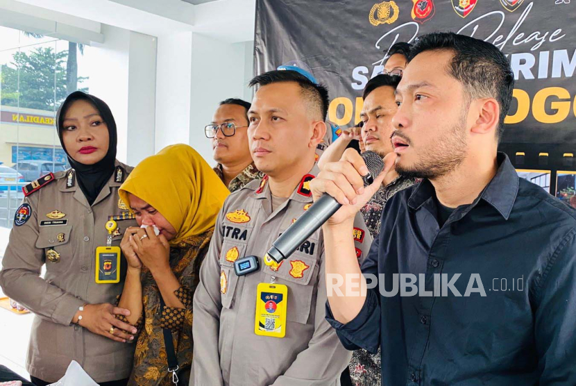 Polres Bogor menggelar konferensi pers terkait bayi yang tertukar, di Mako Polres Bogor, Jumat (11/8/2023). Siti Mauliah (37 tahun), ibu yang bayinya tertukar pun menangis di konferensi pers tersebut. 