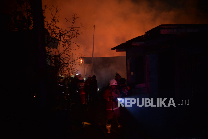 Petugas pemadam kebakaran berusaha memadamkan kobaran api di area Terminal Bahan Bakar Minyak (TBBM) Plumpang, Jakarta Utara, Jumat (3/3/2023) malam.