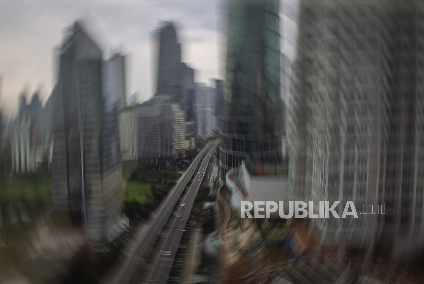 Suasana deretan gedung bertingkat di kawasan Jakarta Selatan, Selasa (22/9/2020). Belanja pemerintah menjadi andalan pemerintah untuk memperbaiki kinerja ekonomi di kuartal III