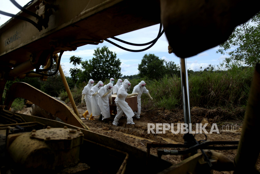 Petugas memakamkan jenazah Pasien Dalam Pengawasan (PDP) COVID-19 di lahan khusus pemakaman di Tarakan, Kalimantan Utara, Senin (4/5/2020). Sedikitnya lima jenazah PDP COVID-19 telah dimakamkan di pemakaman khusus yang disediakan Pemkot Tarakan tersebut