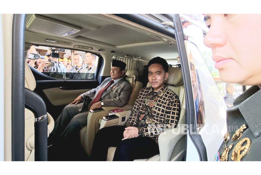 Menhan Prabowo Subianto bersama Wali Kota Solo Gibran Rakabuming Raka semobil usai menghadiri acara peringatan Hari Veteran Nasional di UNS, Kamis (10/8/2023). 