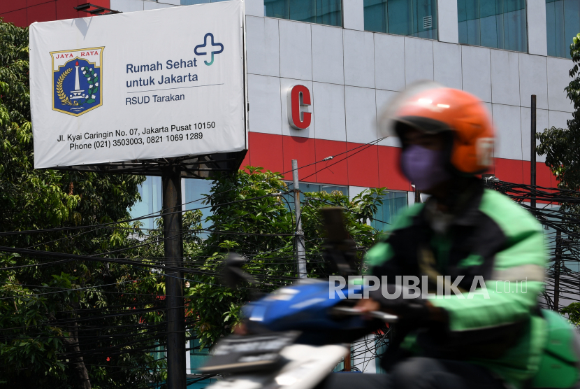 Pengendara sepeda motor melintas di depan Rumah Sehat Untuk Jakarta (RSUD) Tarakan, Cideng, Jakarta, Kamis (4/8/2022). Pemprov sebut anggaran penggantian plang dan logo 'Rumah Sehat' bukan dari APBD DKI.