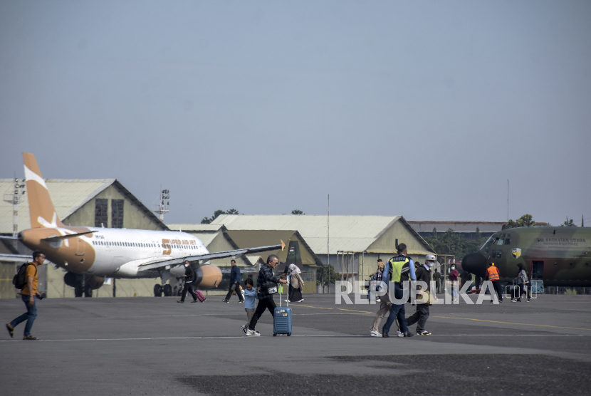 Calon penumpang berjalan menuju pesawat terbang di Bandara Husein Sastranegara, Kota Bandung, Jawa Barat, Kamis (13/7/2023). Penyumbang terbesar inflasi pada Juli 2023 adalah kelompok transportasi. 