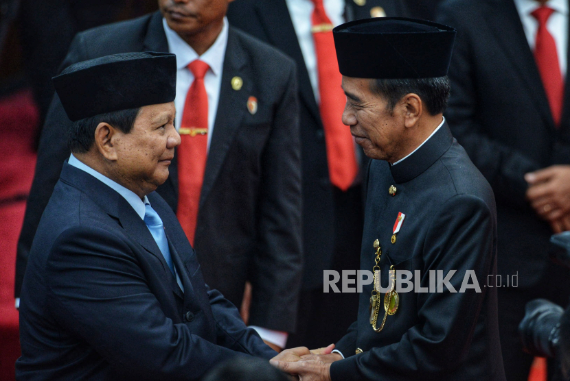 Presiden Joko Widodo berbincang dengan Menteri Pertahanan Prabowo Subianto usai Sidang Tahunan MPR di Gedung Nusantara, Kompleks Parlemen, Senayan, Jakarta, Jumat (16/8/2024).