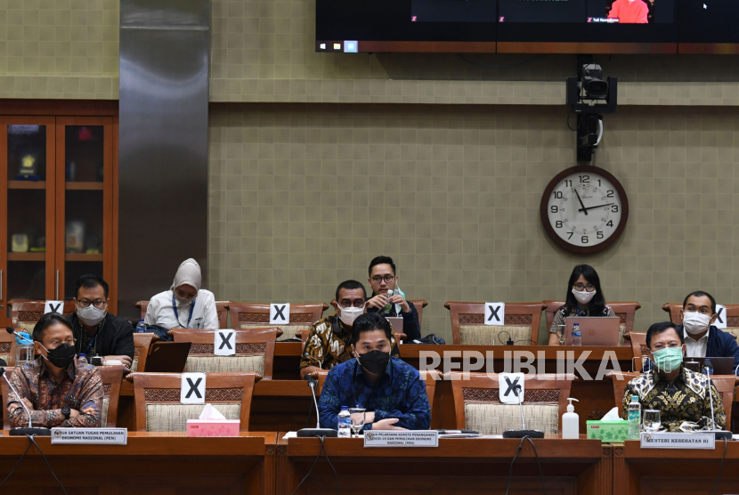 Menteri Kesehatan Terawan Agus Putranto (kanan) bersama Ketua Pelaksana Komite Penanganan COVID-19 dan Pemulihan Ekonomi Nasional Erick Thohir (tengah) dan Ketua Satuan Tugas Penanganan Ekonomi Nasional Budi Gunadi Sadikin (kiri) mengikuti Rapat Dengar Pandapat dengan Komisi IX DPR di Kompleks Parlemen Senayan, Jakarta, Kamis (27/8/2020). RDP tersebut membahas efektivitas pengorganisasian dan penganggaran dalam penanganan COVID-19, termasuk perkembangan tentang uji vaksin untuk COVID-19. 