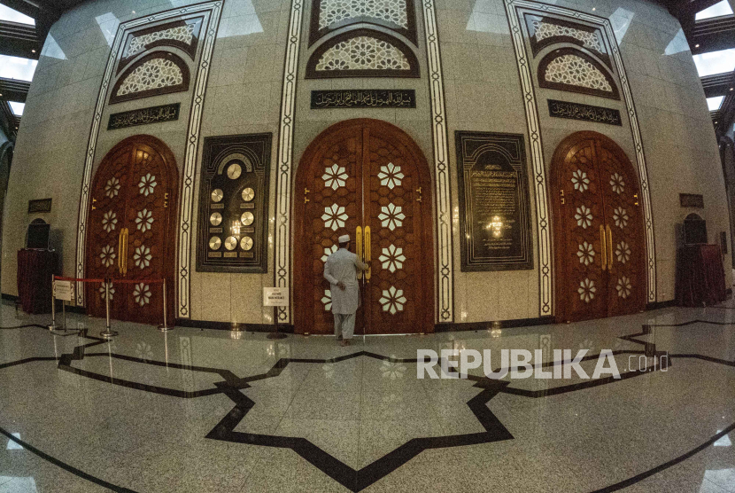 Suasana Masjid Jame Asr Hassanil Bolkiah di Kampong Kiarong of Bandar Seri Begawan, Brunei Darussalam, Rabu (16/8/2023). Masjid Jame Asr Hassanil Bolkiah yang dibangun pada tahun 1988 tersebut merupakan wakaf dari Sultan Hassanal Bolkiah dan menjadi destinasi wisata religi di negara tersebut.  
