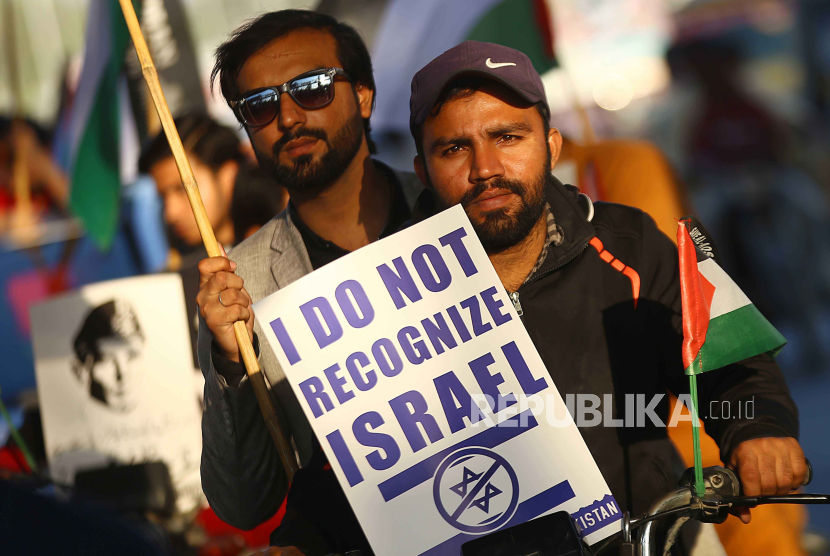  People take part in a rally during a demonstration in solidarity with the Palestinian people, in Karachi, Pakistan, 25 December 2023. Thousands of Israelis and Palestinians have died since the militant group Hamas launched an unprecedented attack on Israel from the Gaza Strip on 07 October, and the Israeli strikes on the Palestinian enclave which followed it.  