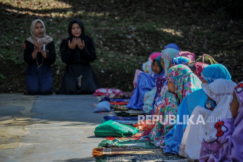 Sejumlah relawan mengajar materi praktik Shalat Dhuha dalam kegiatan belajar gratis di Kampung Cibiru Beet, Desa Cileunyi Wetan, Kabupaten Bandung, Jawa Barat, Senin (27/7/2020). 