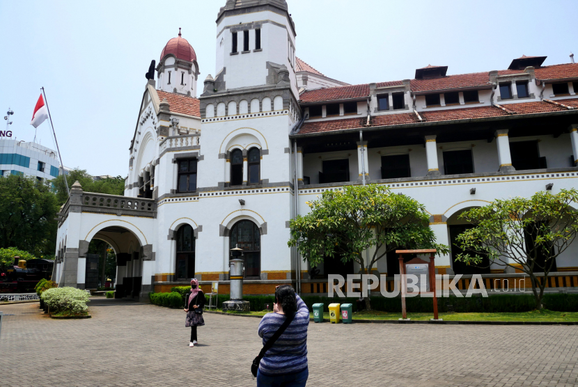 Wisatawan befoto di bagian depan Museum Lawang Sewu, Semarang, Jawa Tengah. Kini, Semarang memiliki destinasi wisata baru yaitu Taman Titik Nol Kilometer. 