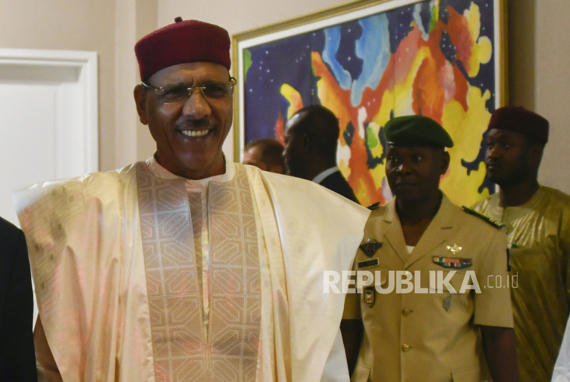 ILE- Presiden Nigeri Mohamed Bazoum di istana kepresidenan di Niamey, Niger, 16 Maret 2023.