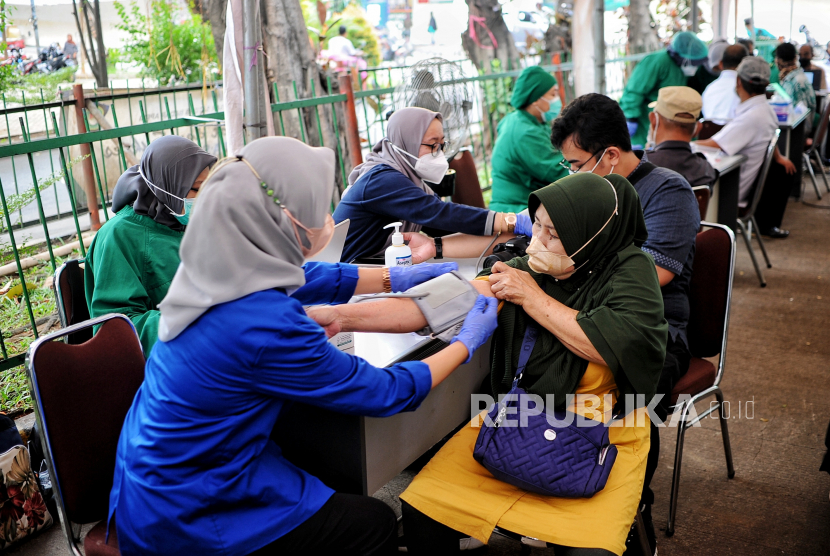 Sejumlah pedagang memeriksa kesehatan saat layanan pemeriksaan kesehatan gratis di Pasar Induk Kramat Jati, Jakarta Timur, Selasa (24/5/2022). Kegiatan tersebut merupakan program Skrining Kesehatanan Terintegrasi yang di gelar oleh Puskesmas Kramat Jati dengan menyediakan layanan kesehatan bagi warga seperti pemeriksaan penyakit menular dan tidak menular, pemeriksaan gizi, vaksinasi Covid-19, edukasi kesehatan sekaligus sosialisasi antisipasi penyebaran hepatitis akut. Republika/Thoudy Badai