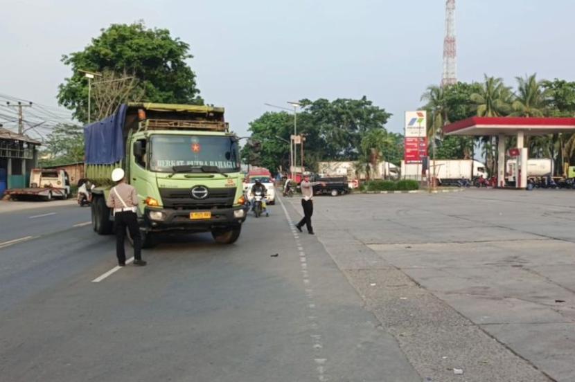 Polres Serang Putar Balik Truk Tambang Langgar Jam Operasional